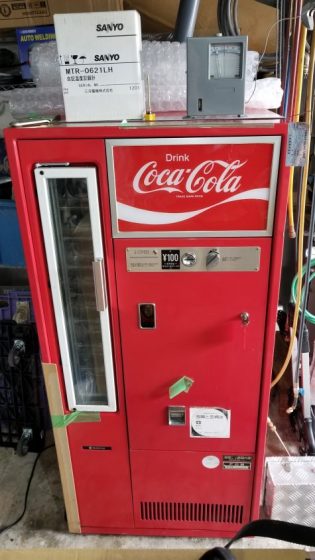 旧型自動販売機の修理 レストア 1960年代のコカ コーラ社自動販売機 大阪で製氷機や厨房機器の修理は株式会社sstechで